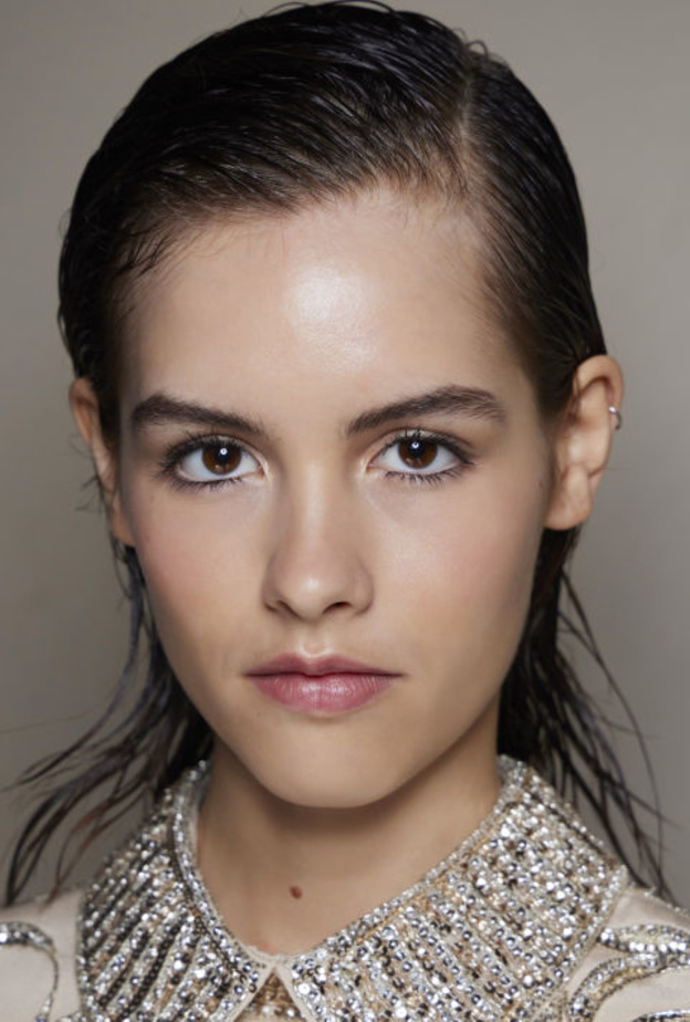 كيف تتعاملين مع المسامات الواسعة للبشرة وأهم العلاجات الفعالة