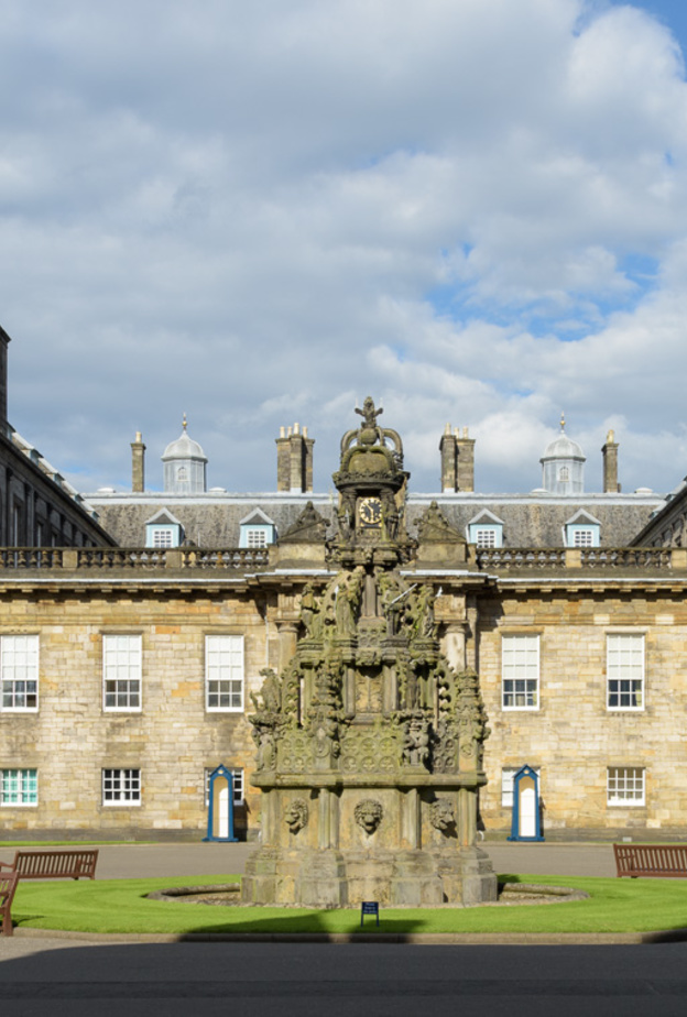 تعرفي على تاريخ قصر هوليرود...المقر الرئيسي للعائلة المالكة البريطانية في اسكتلندا