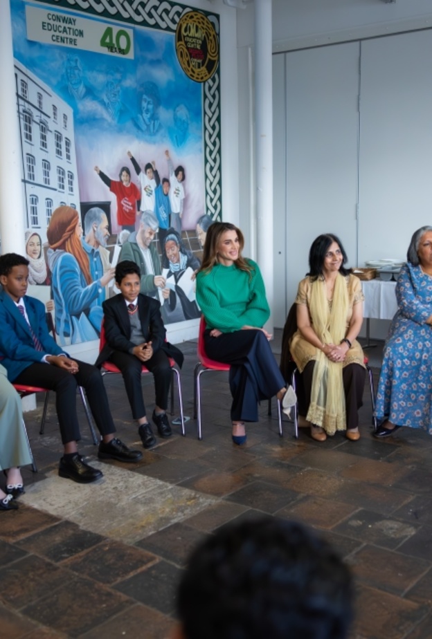 الملكة رانيا العبدالله تطلع على برامج مركز كونوي لتعليم اللاجئين في بلفاست