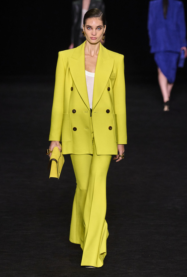 صيحات البدلات الملونة لإطلالة أنثوية ومواكبة للموضة