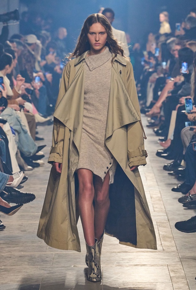 موديلات فساتين بياقة عالية هي الأكثر رواجاً لخريف 2023