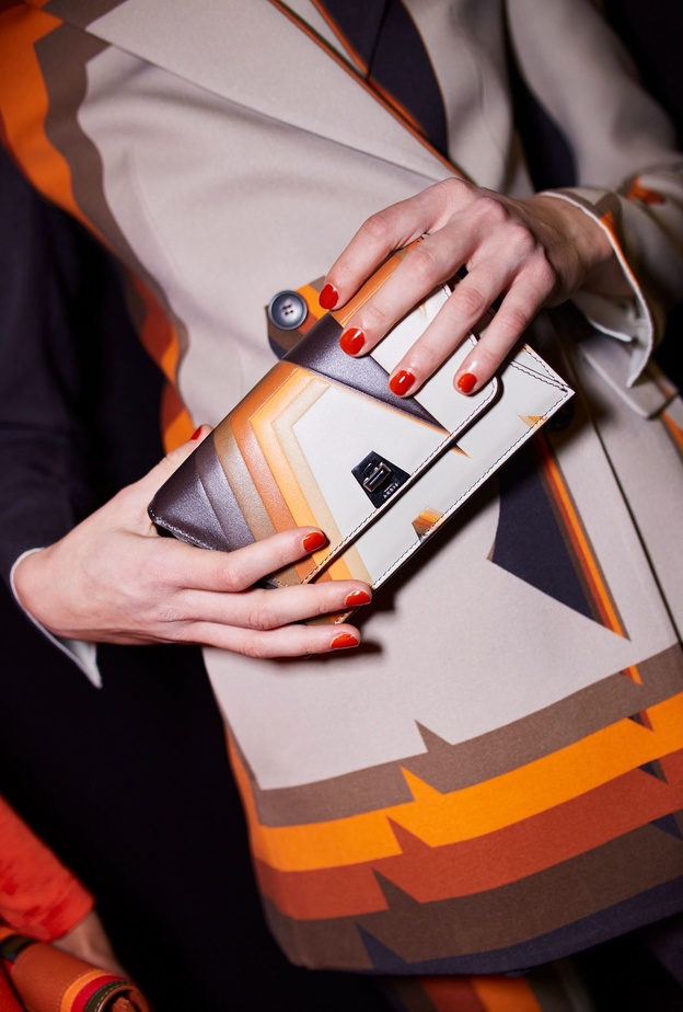 حقائب تحمل باليد تجمع البساطة والأناقة.. .كوني على الموضة واختاريها!