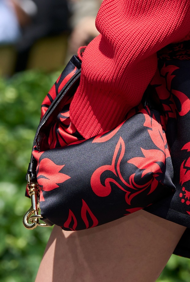 عززي إطلالتك في كل المناسبات بحقائب يد ساتان ملونة وعلى الموضة!