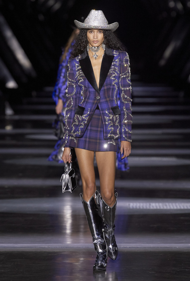 التنوع في التصاميم والألوان عنوان موضة أحذية خريف 2023