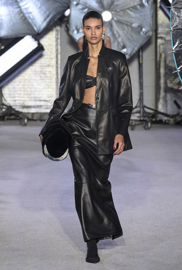 تنسيق الجلد مع الجلد صيحة جريئة لكنها الأقوى في خريف 2023