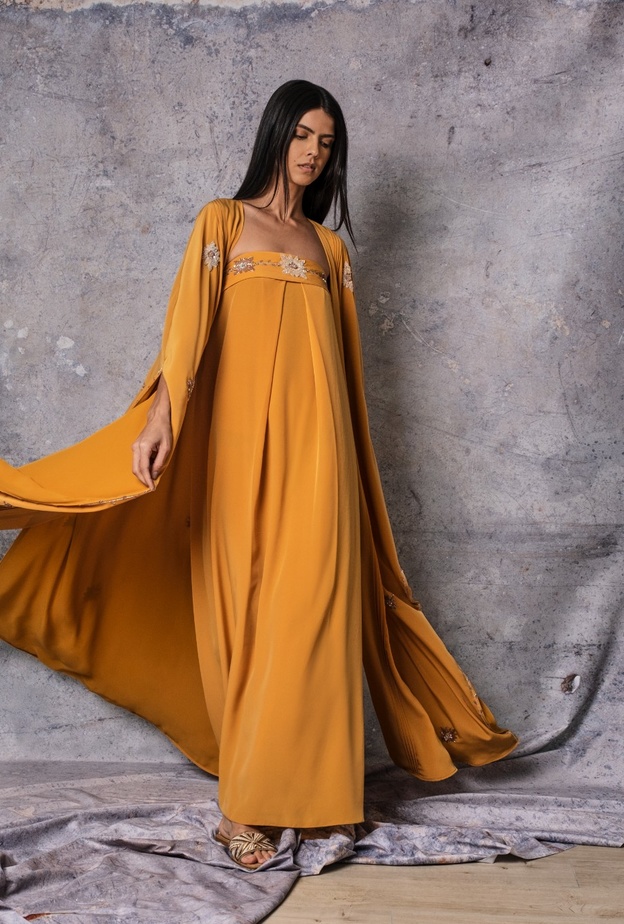 نور البحراني تعايد عبر "هي" المرأة العمانية في عيدها: تصاميمنا متجذرة في التقاليد مع إعادة ابتكارها بلمسة عصرية 