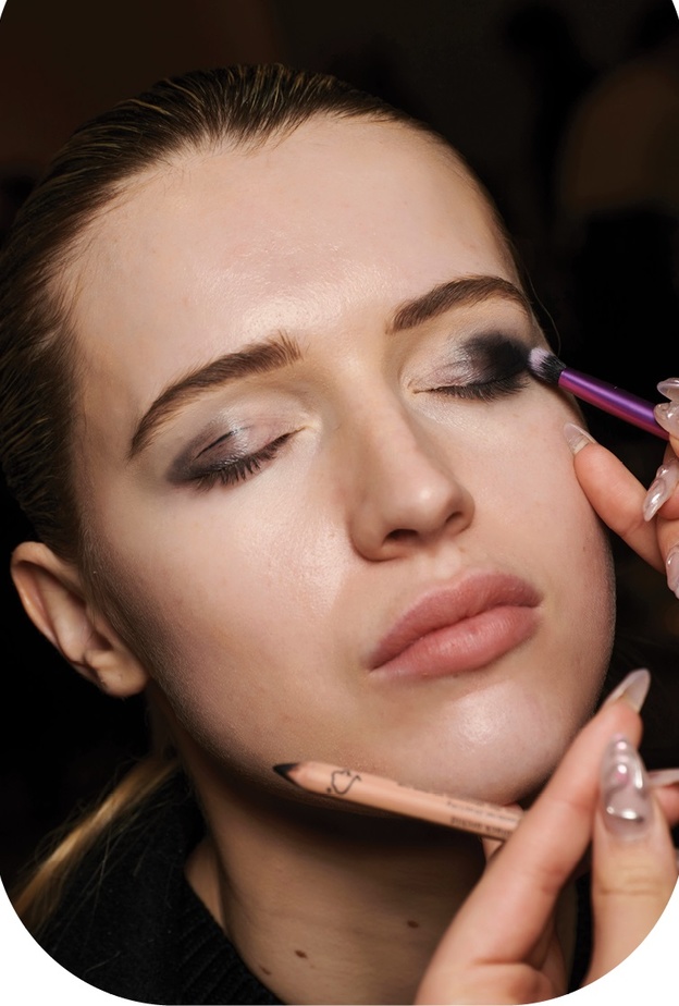 جددي حقيبة مكياجك لهذا الموسم مع أجدد المستحضرات لإطلالة عصرية متألقة