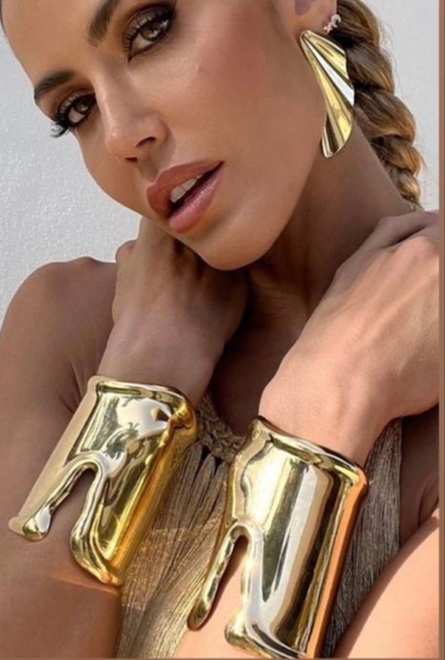 واكبي موضة شتاء 2024 مع إطلالة مجوهرات المونوكروممن الذهب الأصفر