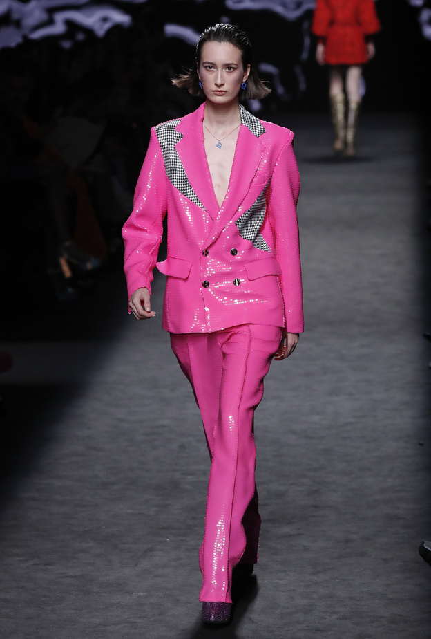 بدلات زهرية دعماً لحملات التوعية من سرطان الثدي