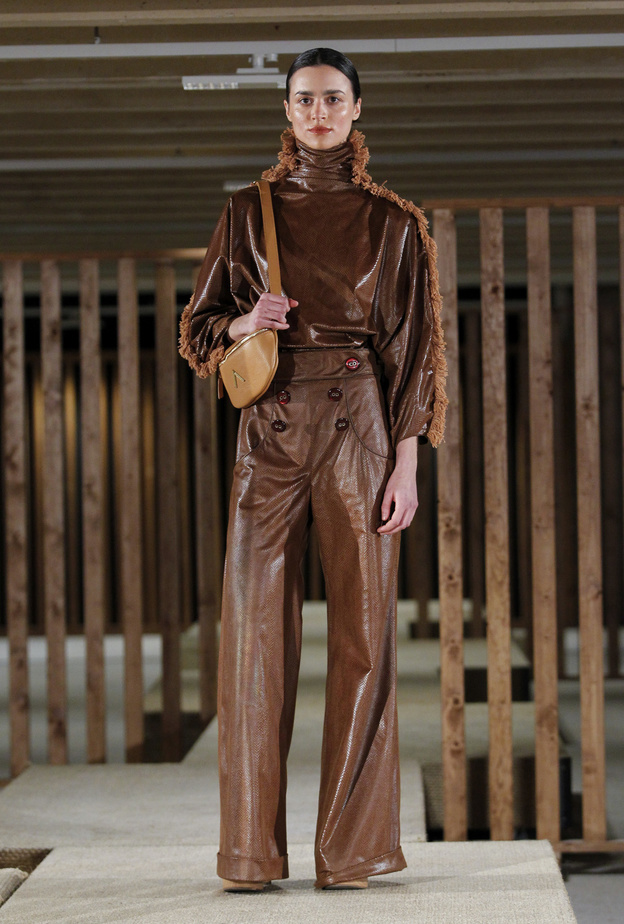 صيحة البناطيل الجلدية بتدرجاتها الترابية في الخريف