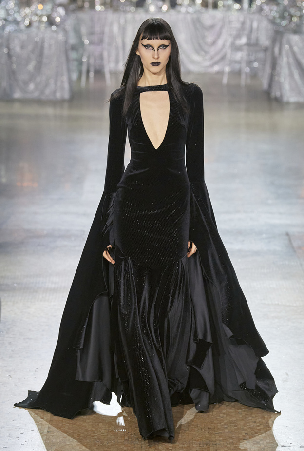 أجواء الهالويين حاضرة في موضة خريف 2023 من خلال أزياء الساحرات الغامضة