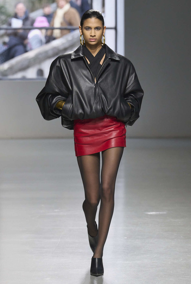 موضة التنانير الحمراء الجلدية لإطلالة تشع جاذبية