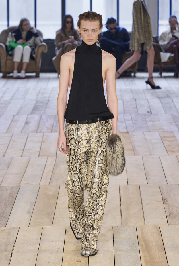 موضة السراويل المطبعة بنقشات جلد الأفعى