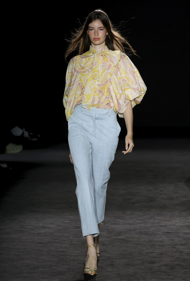 موضة السروال الأزرق الفاتح صيحة تبعد ملل الشتاء