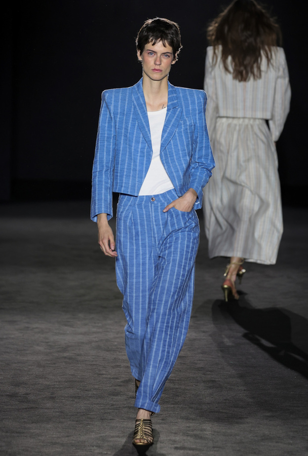 صيحة السراويل المقلمة لأناقة الشتاء 