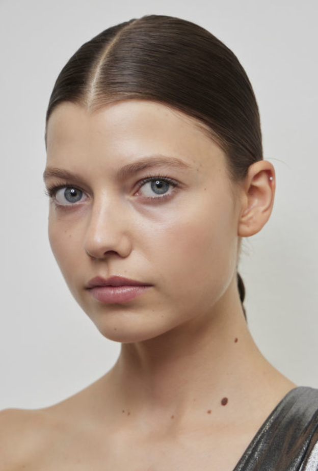 خطوات جمالية لتوحيد لون البشرة قبل الشتاء .. إليك المستحضرات المجربة لتطبيقها