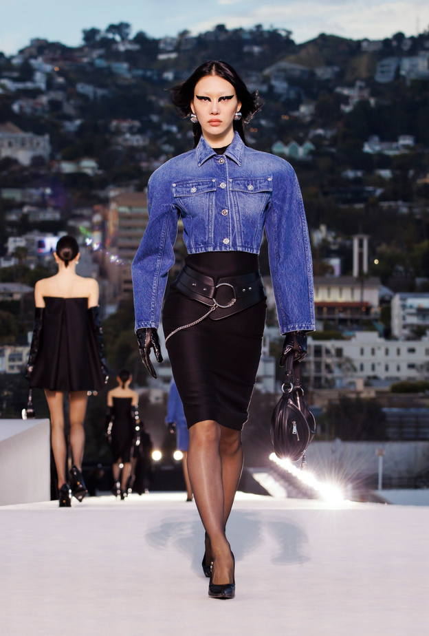 موضة جاكيتات الجينز الكاجوال والرياضية