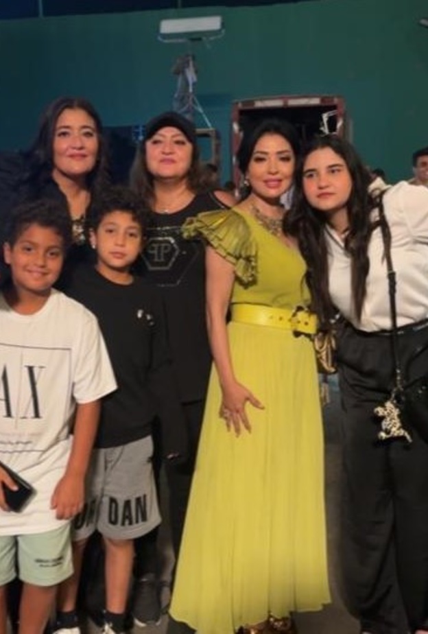 أبطال فيلم الإسكندراني يحتفلون بعيد ميلاد المخرج خالد يوسف