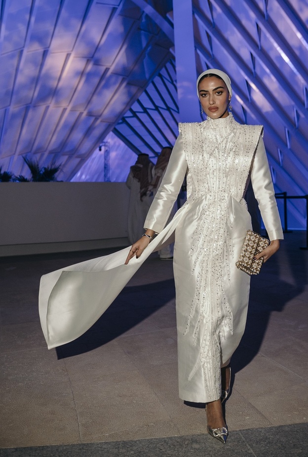 إطلالات متفردة باللونين الأبيض والأسود تألقت بها النجمات خلال أسبوع الرياض للموضة..شاهدي اختياراتهن الأنيقة