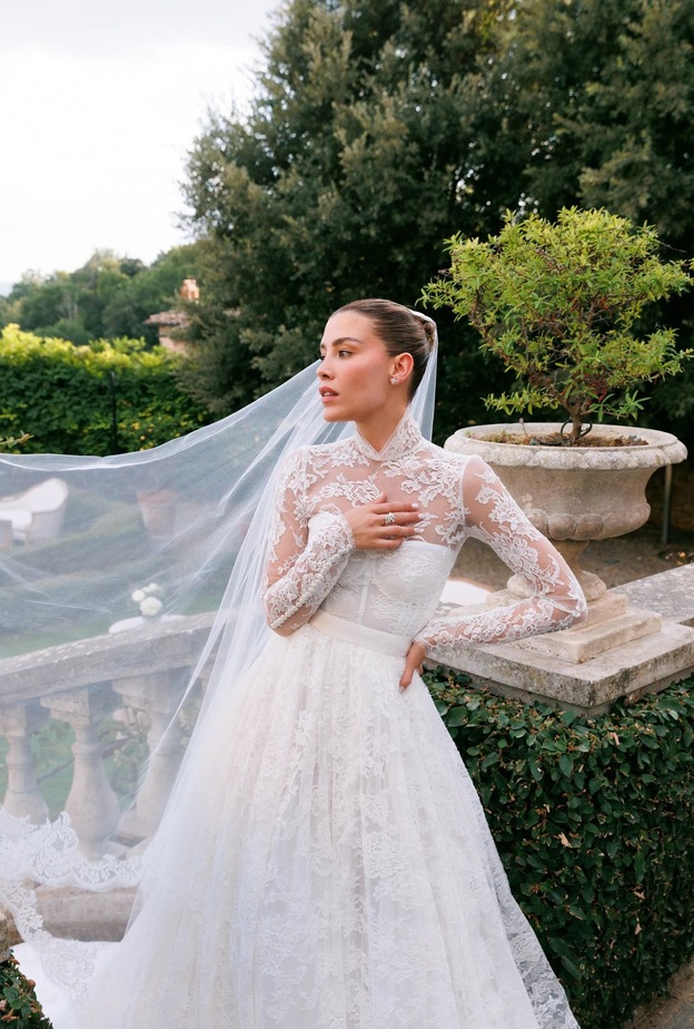 شاهدي إطلالة البلوجر Michelle Salas يوم زفافها الأسطوري...التي زيّنتها بمجوهرات فاخرة من دار تيفاني أند كو