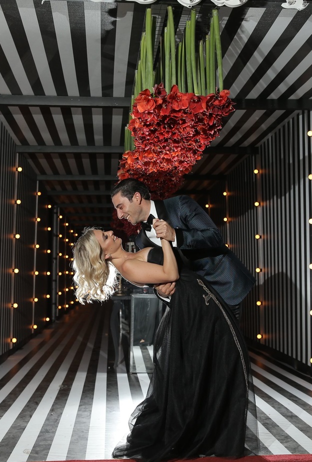 العروسان في أجواء السيرك الاحتفالية