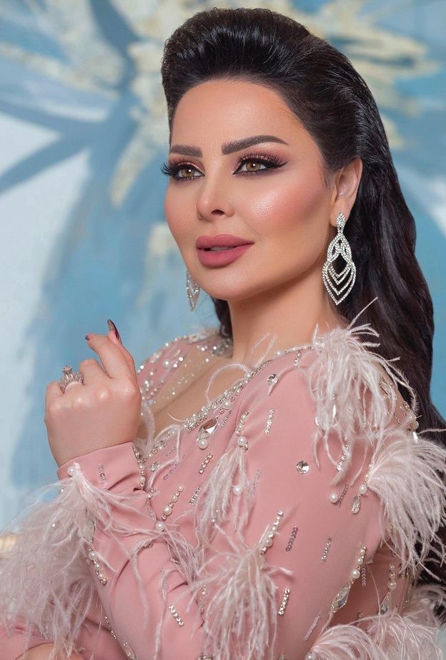 ديانا كرزون بالمكياج الوردي