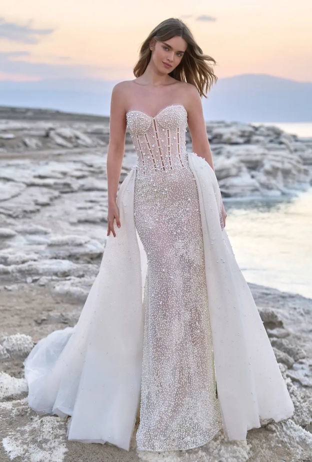 عروس 2024 جريئة ومميزة في اليوم الأخير من اسبوع الموضة العرائسي في نيويورك