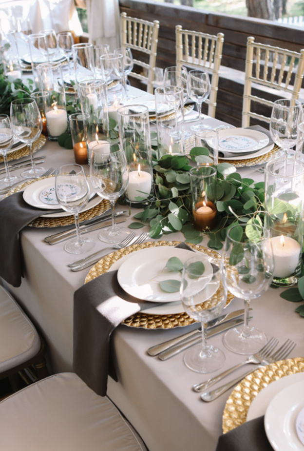 تجهيز المائدة باللونين الأبيض والذهبي