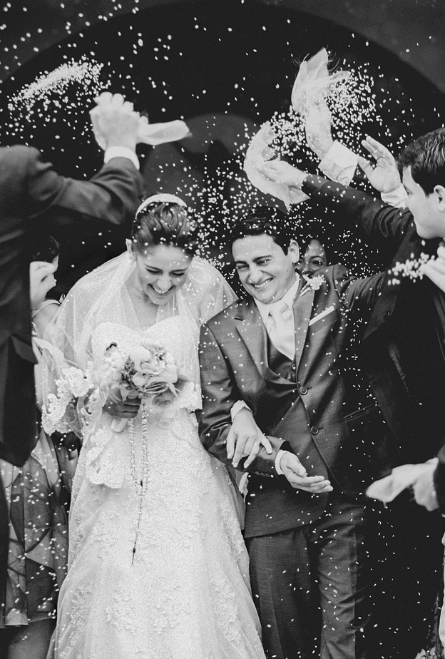 رمي الأرز على العروسين عادة قديمة