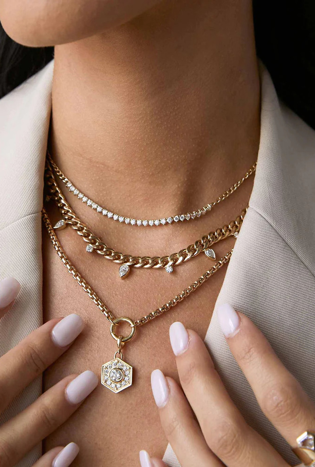 كيف بدأت النساء التزيّن بالسلاسل والقلادات؟