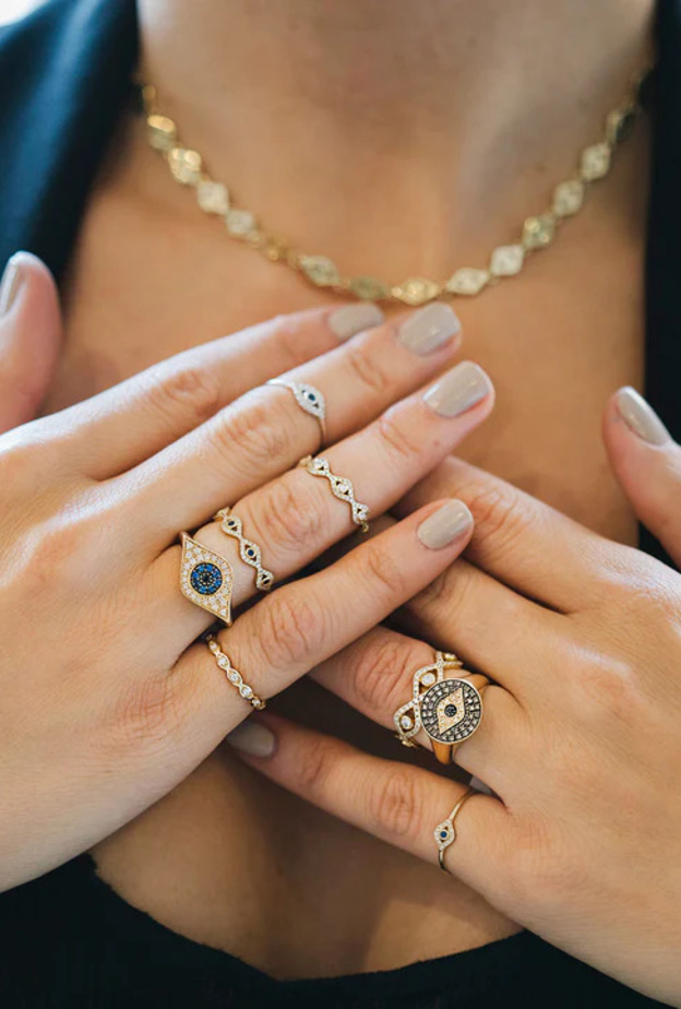 خواتم ذهب ناعمة بموديلات وألوان لافتة لإطلالة مبهرة