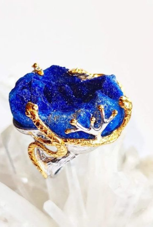 لماذا تُدعى الأزوريت بجوهرة البحر المتوسط؟