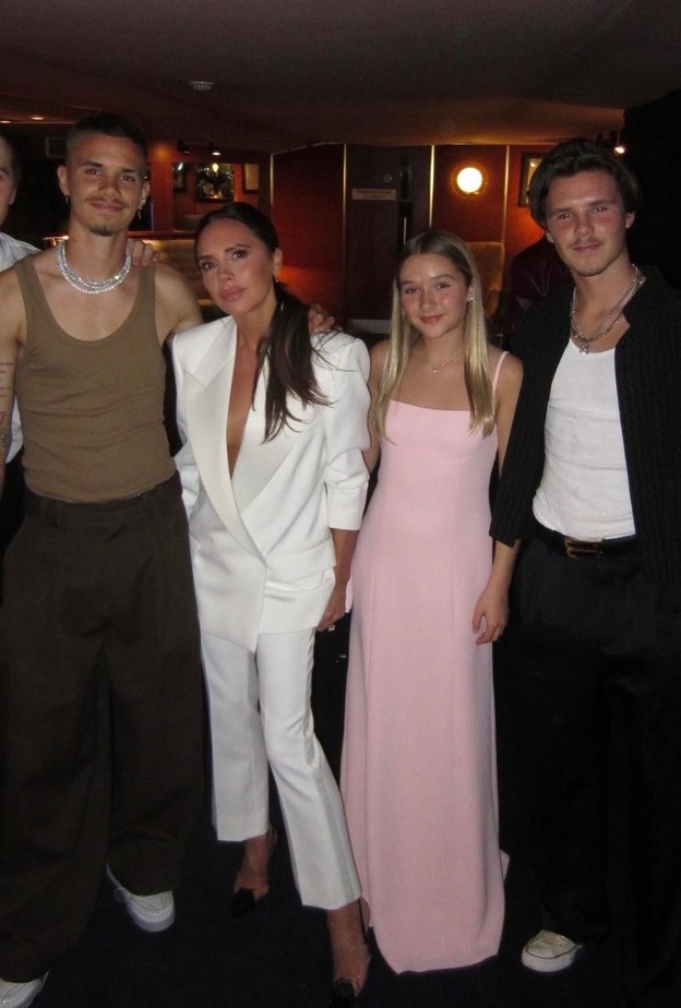 لحظات عائلية لفيكتوريا بيكهام بأحدث ظهور..كيف تفردت بأسلوبها عن باقي فتيات أسرتها في العرض الخاص لـ"Beckham"؟