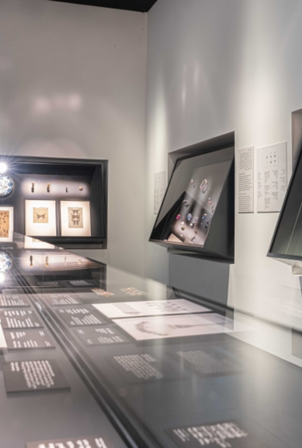 متحف اللوفر أبوظبي يفتتح معرض "كارتييه الفنّ الإسلامي ومنابع الحداثة" أمام الجمهور