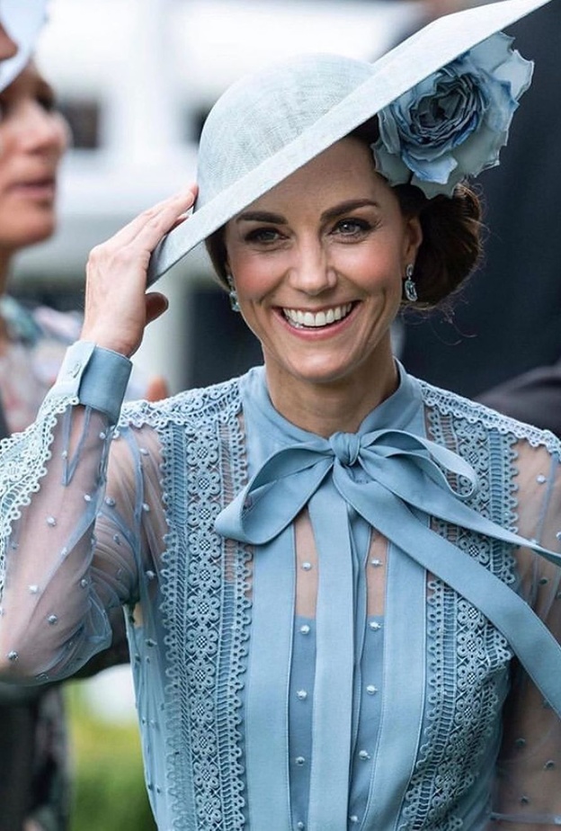 مجوهرات سيدات العائلة المالكة البريطانية المرصّعة بالسترين والتوباز