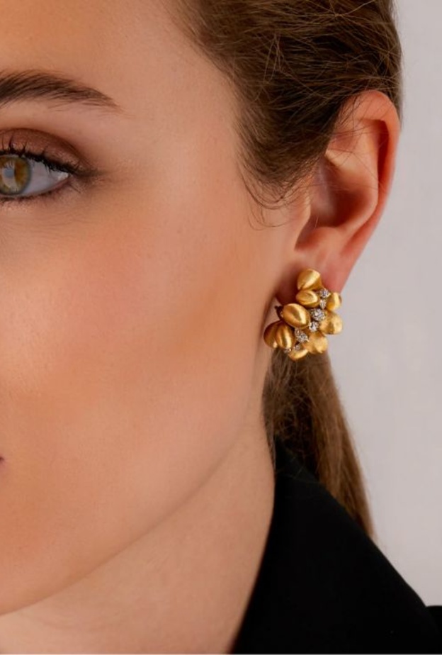 أقراط أذن مرصعة بالألماس من نانيس Nanis 