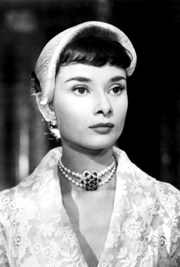 عقد أودري هيبورن من اللؤلؤ من فيلم Roman Holiday يتألق في مزاد كريستيز جنيف