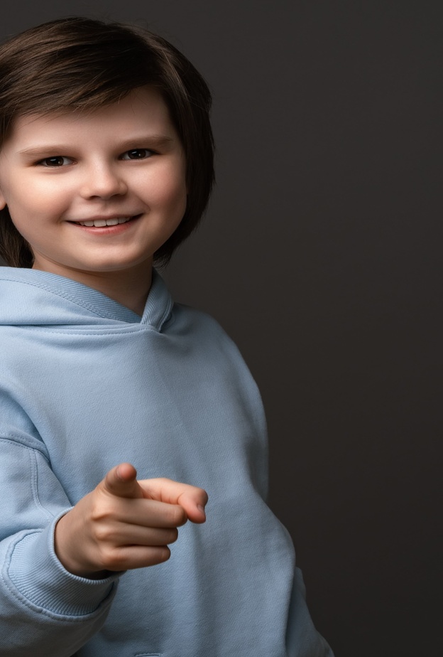 اختيار الطفل ملابسه بنفسه يقوي من شخصيته ويعزز الثقة والإبداع لديه