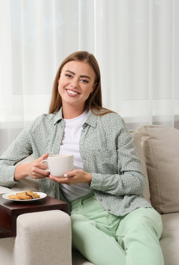 استبدلي طاولة القهوة بمسند ذراع خشبي أنيق