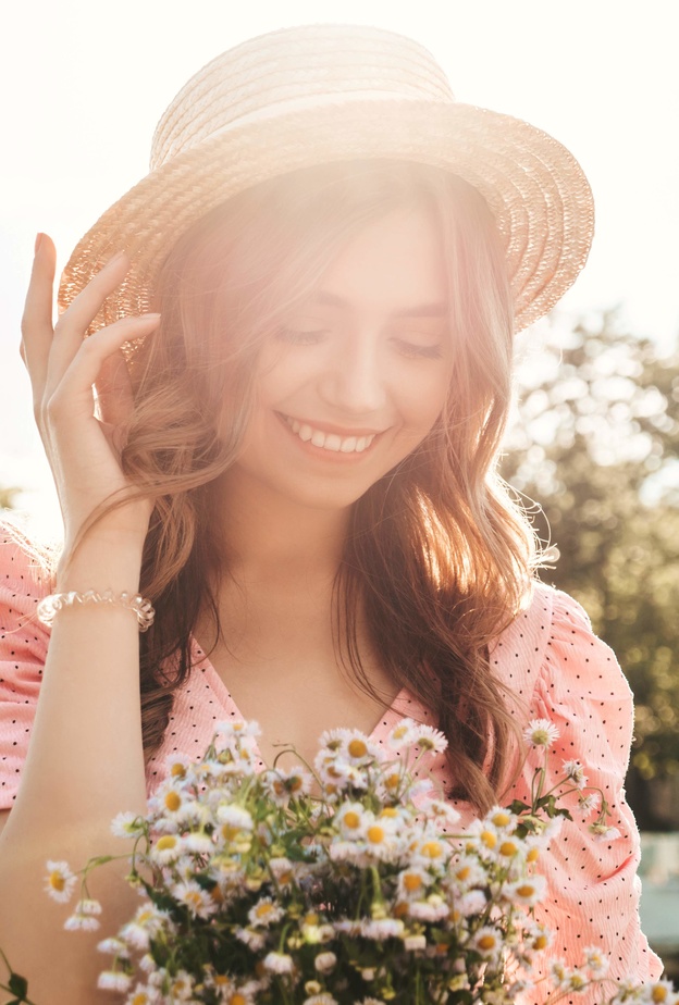 الأنوثة تلفت الأنظار وتظهرك في أبهى صورة وقوة الشخصية تبهر العقول وتجعل الرجال ينحون لك احتراماً