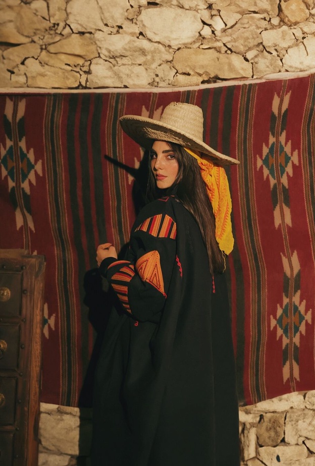 الجبة من دار التصميم السعودية دار قرمز 