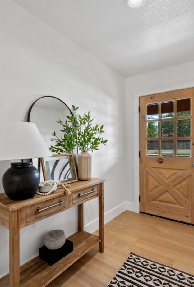 6 قواعد اتبعيها لتعزيز الضوء في مدخل المنزل الصغير والمظلم