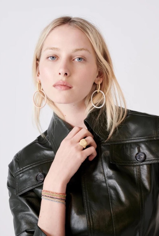 تأثير المجوهرات على الإطلالة اليومية