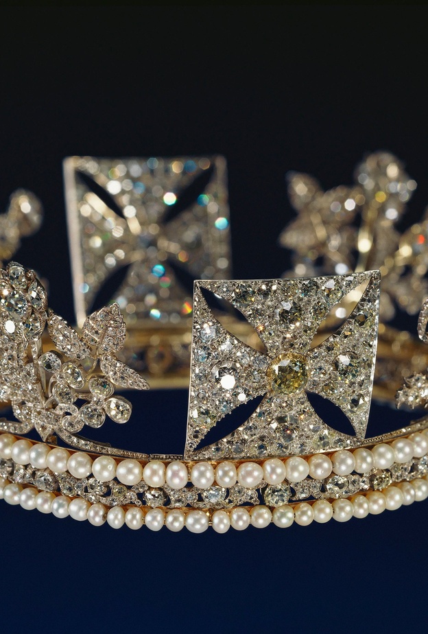 تعرفي على قصة التاج الذي صنع ليرتديه الملوك ولم ترتديه سوى الملكات