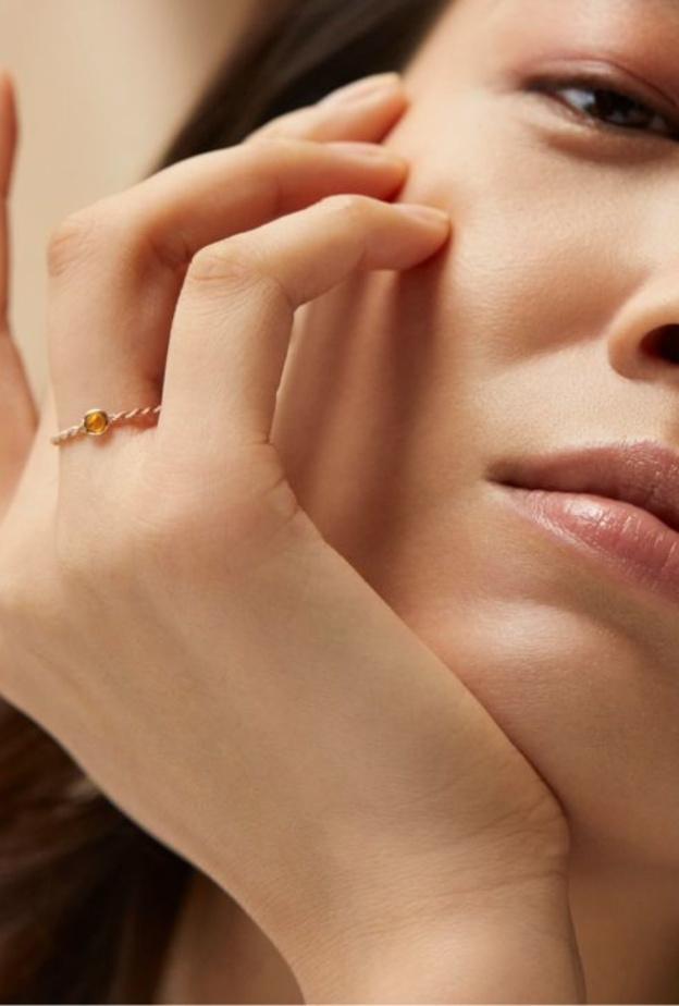 خاتم ناعم مرصع بالسترين من مونيكا فينايدر Monica Vinader 