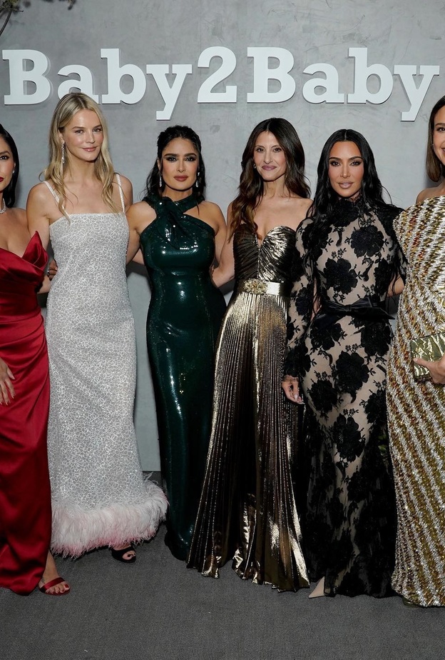 نجمات العالم يتألقن بمجوهرات فاخرة في حفل Baby2baby الخيري
