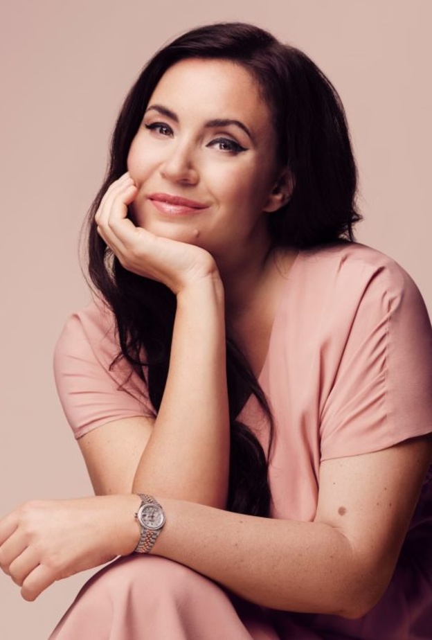 ساعات يد نسائية بالذهب مناسبة لجميع الأوقات والمواسم