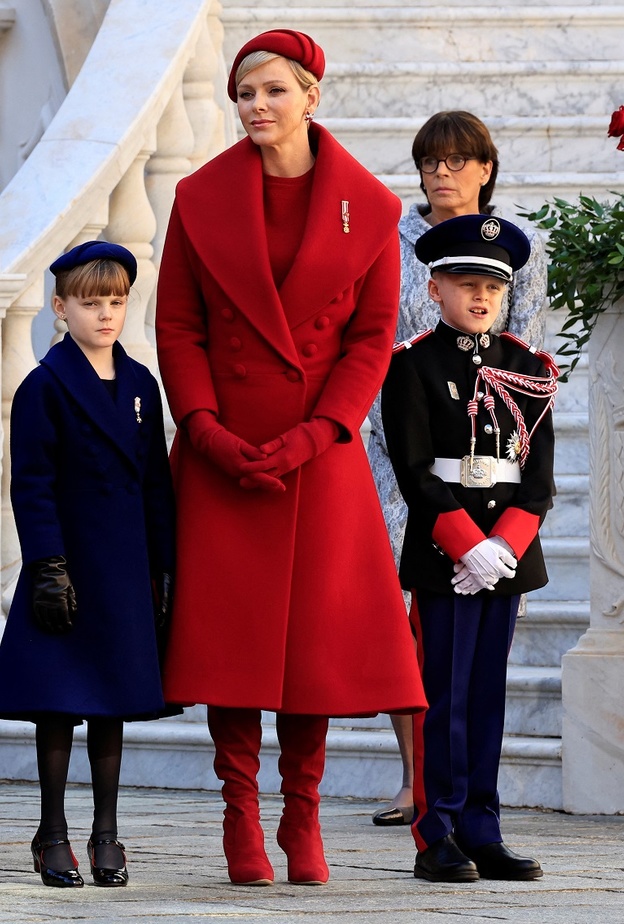 أميرات موناكو يتنافسن بإطلالات رسمية شعارها الأناقة في اليوم الوطني.. صور