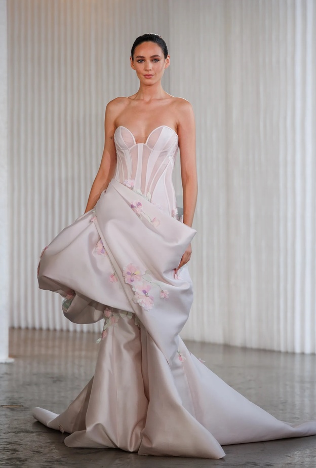 فساتين زفاف مزينة بالورود@inesdisanto