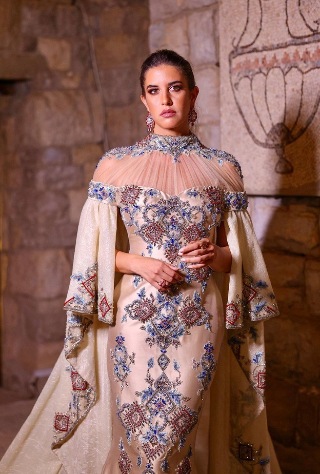 مجوهرات مغنية الأوبرا المصرية فرح الديباني